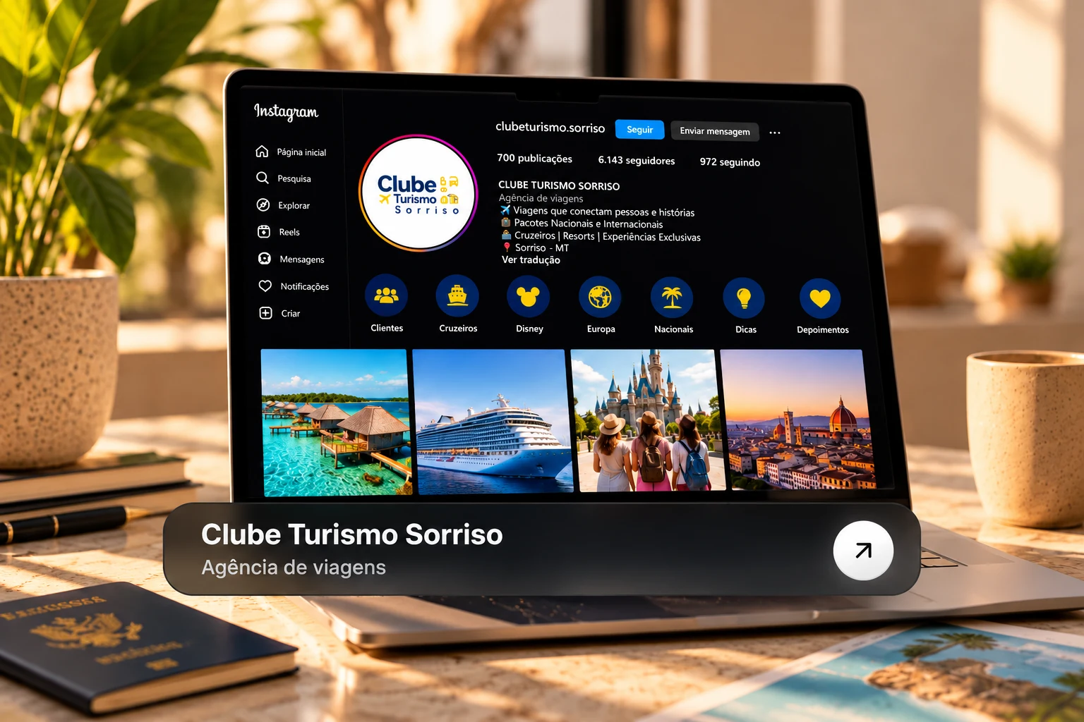 Clube Turismo Sorriso apresentado em um notebook sobre uma mesa iluminada pelo sol, com a identidade da agência e seu Instagram na tela