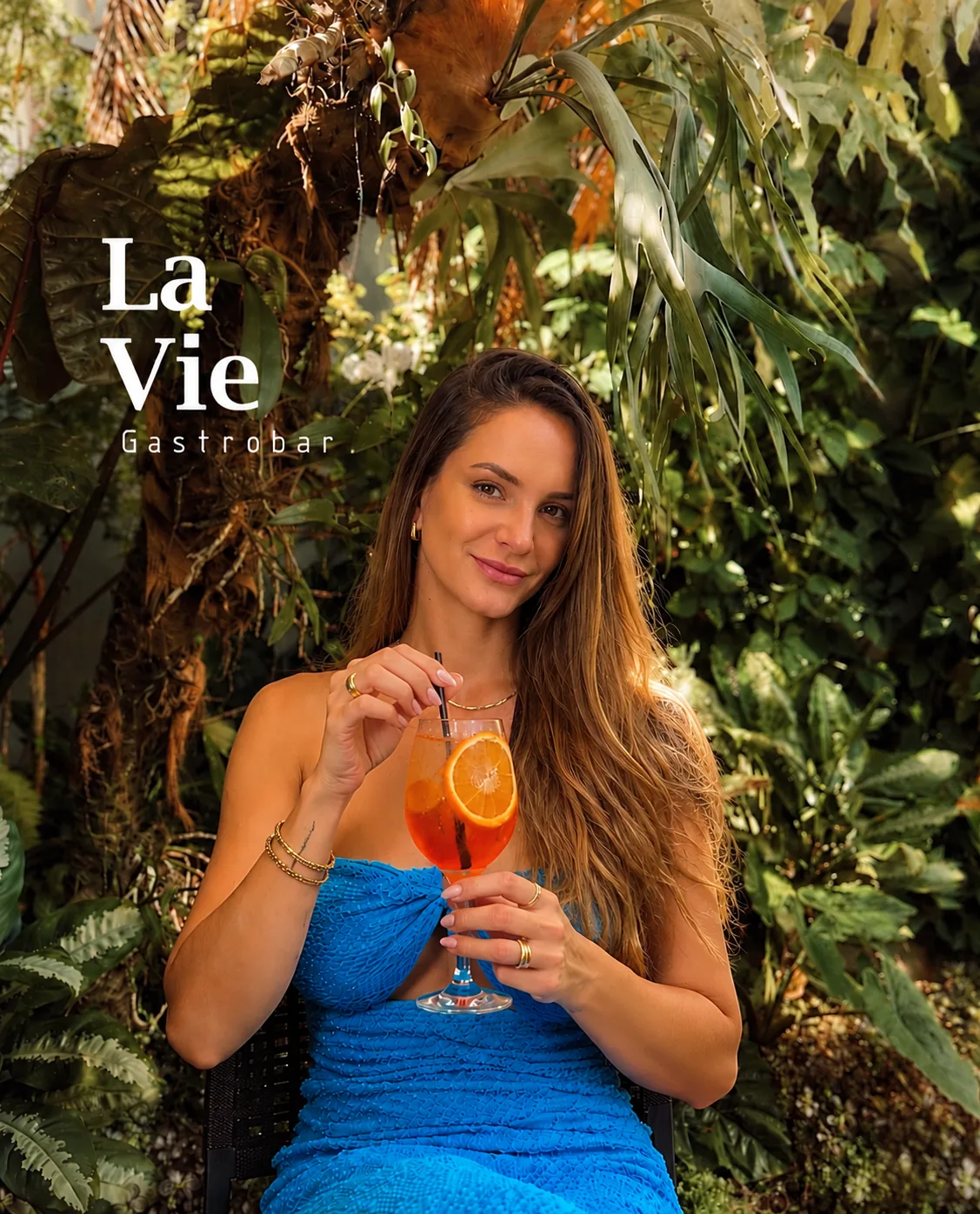 Cliente sorrindo e olhando para a câmera em uma experiência de marca para o La Vie Gastrobar