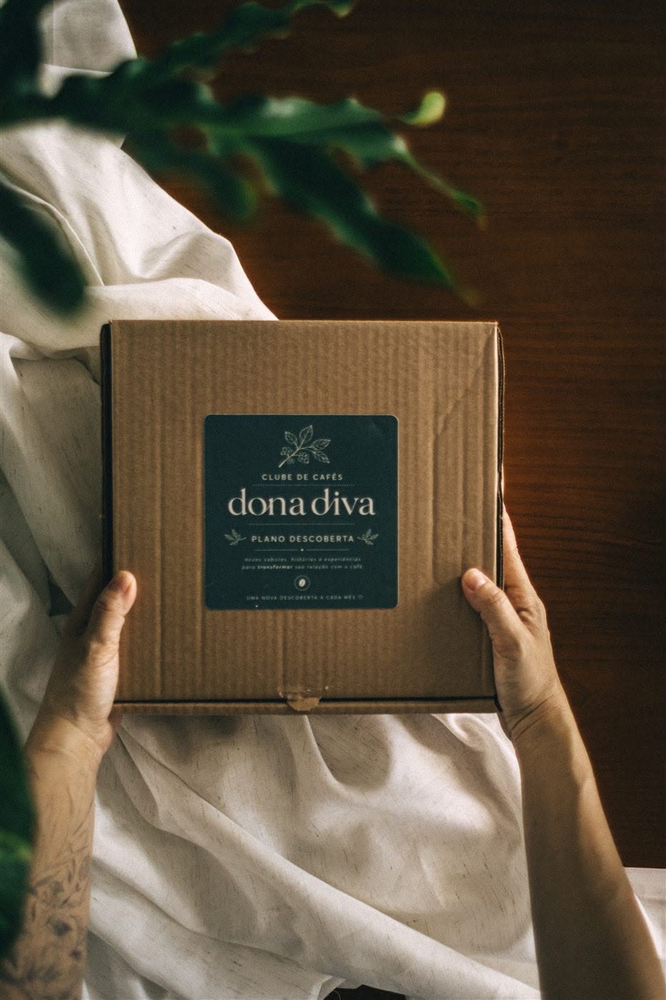 Fotografia de identidade visual para o clube de cafés Dona Diva